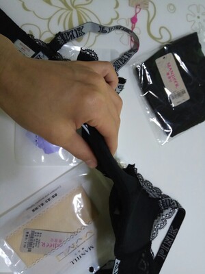 个人感觉内裤质量不错，穿着也舒服，内衣的肩带很漂亮，聚拢效果还可以，质量也不错，不过b杯以上的人可能穿不了，总体满意。