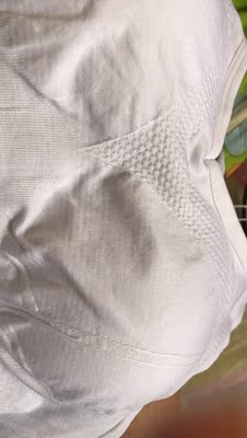 白色有些污渍，但是内衣都是要洗的 我也不为难卖家， 质量也是很ok的，以前就穿过他家的运动内衣，觉得还行 不勒，胸也不变小，反而变大～可能饮食有关。目前正在减肥阶段， 晚上穿新的试试感觉