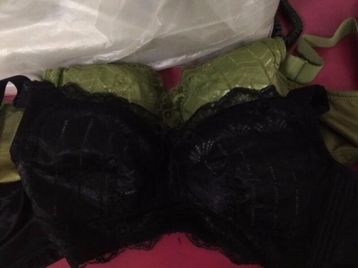 颜色很正，码数也刚好，我的胸部很大，看这个大胸显小，很意外的效果，真的很不错，这个文胸也是无钢圈薄款的穿起来也很舒服，以后买内衣就认准你们家的了。