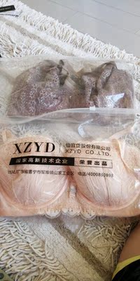 二分之一杯和超薄的那件比起来，同一尺码要紧很多，感觉小一码，不过比较性感，不如超薄的柔软。