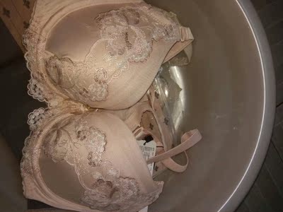 刚洗了不退色棉质很好！蕾丝质量很好！