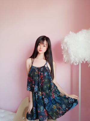 质量很好 摸着手感不错 料子贴身很舒服 上身里有胸垫很好 细节处理的不错的 显胸大哈哈  也有松紧不会勒 分体泳衣很方便  三件套 性价比也高 一百分～