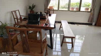 是实木的，做工精致，很结实，款式漂亮