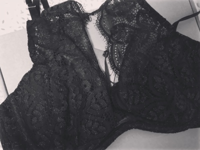 不是第一次来拔草了，喜欢！这一款上身很漂亮，材质也舒服，不是那种廉价的蕾丝。赞！