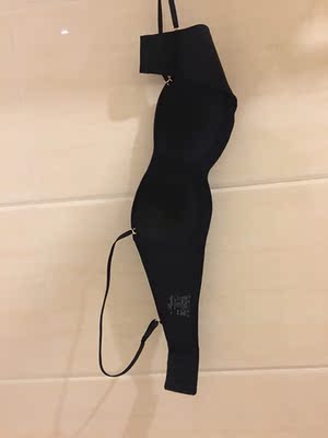 没有钢圈的抹胸 取掉肩带穿挺方便搭配的 很轻便的一件文胸