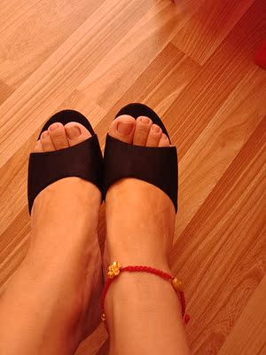 鞋子收到了，鞋子很轻，一点也不累脚，发货很快而且卖家服务也很好，下次还来值得选择。