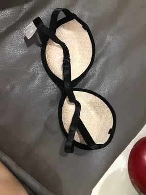 每次找这种无肩带的内衣都好烦，担心滑落又担心码数不够，这款内衣就刚刚好，穿起来很舒服