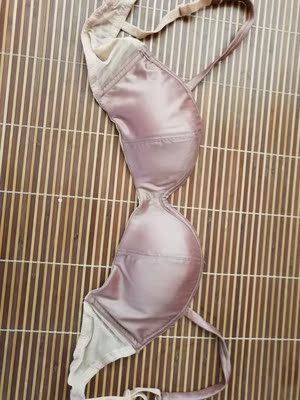 收到货时好惊喜,款式布料都是我喜欢的,赶紧试一下,咯肉,我想应该是钢圈的问题,索性在钢圈处割一小洞把钢圈取出,再试还咯肉,一想决对是上面雷丝,又拿把剪刀地雷丝剪掉,穿上镜子前一照,妈呀,自己也吓一路,我的胸怎么跑两边去了,折腾10分钟还扔掉几十元钱,真是出钱买罪受哪 收到货时好惊喜,款式布料都是我喜欢的,赶紧试一下,咯肉,我想应该是钢圈的问题,索性在钢圈处割一小洞把钢圈取出,再试还咯肉,一想决对是上面雷丝,又拿把剪刀地雷丝剪掉,穿上镜子前一照,妈呀,自己也吓一路,我的胸怎么跑两边去了,折腾10分钟还扔掉几十元钱,真是出钱买罪受哪