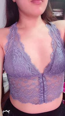 蕾丝比较精美的！好看然后又比较柔软舒适透气的。适合夏天！