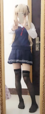 衣服料子挺好的，就是袜子太透了最好另外买，衬衣不好套上去，买小的难套买大的就显得胖