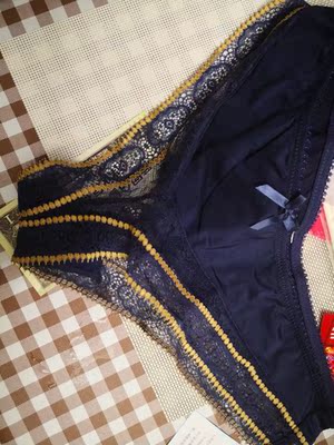 藏青色不错，第一次尝试丁字裤，先来条宽的，细的瘦妹子穿起来肯定特别美，我比较胖。只是担心一小块棉布覆盖不到前面，蕾丝会导致白带更多，我是这样的，不知道别人，穿穿看吧。