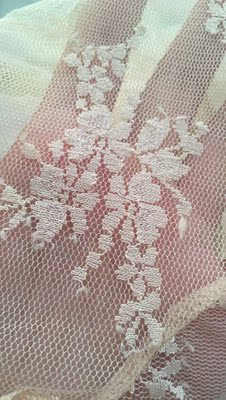 尺码准确，修身不贴身。面料柔软亲肤，弹性好。花纹中间有一些些反光，秋冬衣服颜色暗沉，这样的光泽能很好地起到平衡作用。满意。