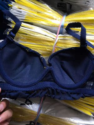 宝贝穿上很好看，聚拢效果真的非常好，文胸穿着很舒服，一点都不勒。以前买的内衣老是移位，很苦恼，但是这款内衣不会移位哦。而且有钢圈的穿起来可以防止下垂，对胸部好，值得购买，喜欢的亲请放心购买，很不错的一次购物。