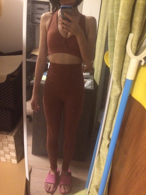 高腰很舒服 不穿隐形内裤会勒出痕迹 有些害羞 悄悄在家穿着练吧 希望能像其他评论的小姐姐有一样的好身材 高腰很舒服 不穿隐形内裤会勒出痕迹 有些害羞 悄悄在家穿着练吧 希望能像其他评论的小姐姐有一样的好身材