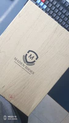 朋友介绍过来的,第一次穿马登的鞋,出乎意料。真的很棒。 仿木纹的外包装,掀开后可以看到老板的用心,鞋子质量没的说,很有分量,虽然惦着有点重,但穿起来还可以,真的男人力爆棚,超级满意,五星五星推荐。以后买衣服就来这里了。 在此感谢客服的推荐,这个鞋偏大,我平常穿42这双鞋40就够,完美。 朋友介绍过来的,第一次穿马登的鞋,出乎意料。真的很棒。 仿木纹的外包装,掀开后可以看到老板的用心,鞋子质量没的说,很有分量,虽然惦着有点重,但穿起来还可以,真的男人力爆棚,超级满意,五星五星推荐。以后买衣服就来这里了。 在此感谢客服的推荐,这个鞋偏大,我平常穿42这双鞋40就够,完美。