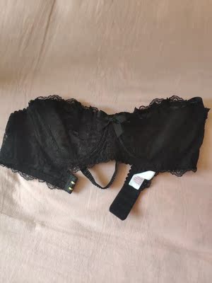 文胸质量特别好，做工精细，面料柔软透气，很性感，蕾丝质地很不错，专柜品质， 推荐给更多美女！