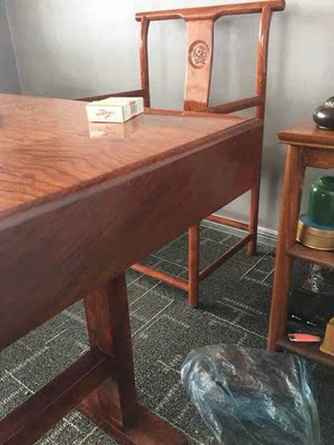 特别厚重有质感，实木的就是不一样啊，本来担心和装修会不会不搭，意外还挺和谐的，不错不错