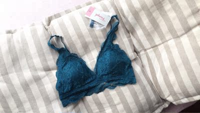 年纪大了就喜欢薄款的内衣 不聚拢 但是蕾丝很美丽 内衣又多了一个颜色 嘻嘻 年纪大了就喜欢薄款的内衣 不聚拢 但是蕾丝很美丽 内衣又多了一个颜色 嘻嘻