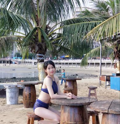 料子很细腻,网状的也不容易扯坏质量很好,主要款式很喜欢,颜色显得皮肤好白,还送了防水袋直接把要带的放进去方便,很满意 料子很细腻,网状的也不容易扯坏质量很好,主要款式很喜欢,颜色显得皮肤好白,还送了防水袋直接把要带的放进去方便,很满意