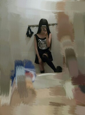 虽然便宜但是质量很好 杠杠的！搭裙子腿袜特别酷 emmmm没有全身镜 拍不到腿的部分🌚