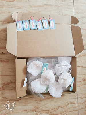 这是第一次买在这里买内衣内裤，也是第一次尝试在网上买贴身衣物~是一次非常愉快的购物经历（比心） 前期咨询客服，客服真的很耐心，也很认真地回答我问题😊😊然后看评论说快递不好，我自己的觉得很好啊，专门的纸箱装好，有的人的箱子被压坏是快递公司的问题吧。。庆幸自己的快递没有受到暴力对待😌  我是自己量好胸围，选的内衣，参考了客服的建议。 然后试穿了，，啊啊特别合身（感动😭）终于告别空杯了！！，😂😂😂也很舒服，本来还想再多买几个的 😂😂等下次吧 反正粉上你们啦😊！！ （第一次那么用心写评论哈哈哈）