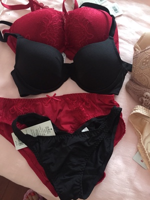 看评论尺码偏小，拍大一码刚刚好，包装细心，深浅分开