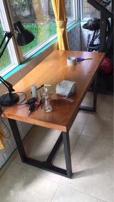 是实木的,重量很扎实。很有质改,整体很漂亮,还有顺丰快递非常好。搬到家里来了 是实木的,重量很扎实。很有质改,整体很漂亮,还有顺丰快递非常好。搬到家里来了