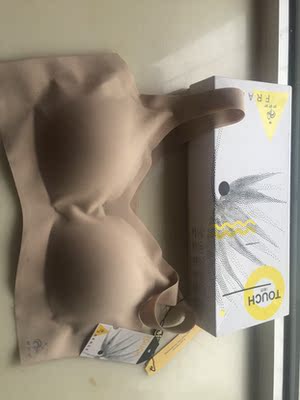 从来没穿过这么舒服的内衣，真是分分钟秒杀之前买的所有的内衣，是真心真心特别舒服，真是穿了感觉没穿一样，我不是托，说的都是自己的真实感受，我们这里实体店200一件，我在这家当时也是抱着试试的态度买的，但收到货后超乎想象，所以又追加一件黑色的，淘宝十年第一次写这么多评论，哈哈哈哈哈哈