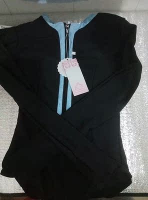 泳衣质量很好  有弹力显身材  长袖防晒  很满意