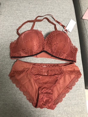 挺好的，很厚😂总体来说很好，交叉背很性感！