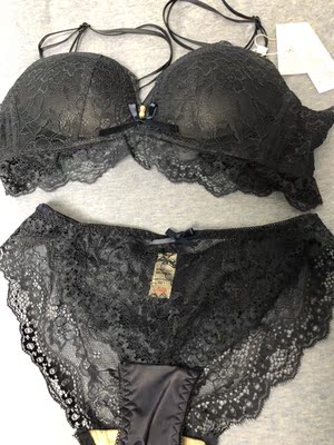 物流很快，內衣試穿了很合適，質量看著不錯，顏色也喜歡，就是內褲小了點！在不同房間拍的照片，光線問題，所以兩張圖片看著顏色有色差，實物顏色參考第二張圖片！