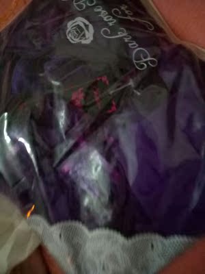 布料柔软，色泽鲜艳。挺实在的。物美价廉物流也快