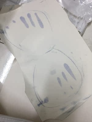 那张放在黑色内衣下的白纸都引到了黑印，褪色严重，不怎么敢穿啊，有点可怕&hellip;&hellip;星期六早上，一位老人慢慢走进一家餐厅。老人的夹克外套已经很破烂，裤子打着补丁，鞋子也已穿洞。老人的头有点歪，腰向前弯着，但他的每一步都走得那么从容不迫。老人慢慢向靠窗的一张桌子慢慢走去。服务员玛丽看见了，马上跑了过去。&ldquo;这边请，先生。让我扶您坐到椅子上。&rdquo;玛丽说。老人微笑着，点头致谢。玛丽拉开椅子，然后搀起老人的胳膊，把老人慢慢扶到椅子前。待老人坐定后，玛丽把老人的拐杖放到了靠着桌子老人伸手就可以拿到的地方。老人说道：&ldquo;非常感谢你，小姐。上帝会保佑你的！&rdquo;