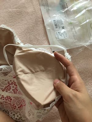 很软很光滑，亲肤，就是比较松的，不知道会不会容易变形