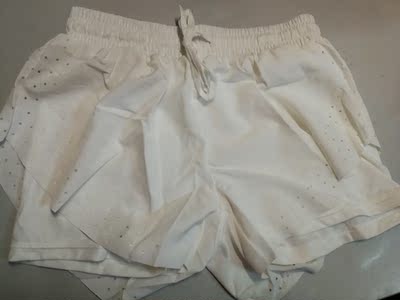 衣服收到了，虽然调货有点慢，但收到的衣服还可以，10加购送的，是白色的短裤，比预想的要好，滑滑的，挺凉快的应该，觉得可能比我一开始下单的黑色短裤穿着还舒服。