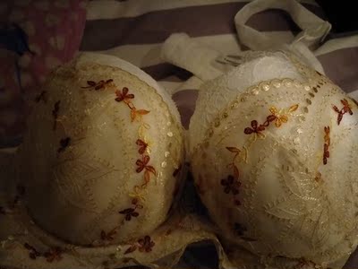 :D 朋友说这是一件很华丽的bra 其实还好啦。白色的底色不会觉得特别花。 这是第二次买奶糖派的bra了，刚好合适穿起来很舒服哒 就是夏天快到了  好像自己胸小点 _(:з」&ang;)_ 走在路上总会有人盯着看  好生气