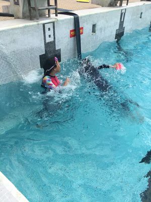 质量非常好，看着很紧，以为小了，我拿来在我的大粗腿上试下，很容易穿上了，所以看着紧，其实很好穿，很舒服 质量非常好，看着很紧，以为小了，我拿来在我的大粗腿上试下，很容易穿上了，所以看着紧，其实很好穿，很舒服