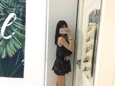 泳衣感觉不错，非常聚拢，与商家描述一致，客服态度很好，物流也很快，非常满意！