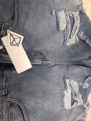 刚刚收到试穿了一下还不错，稍微有一点大