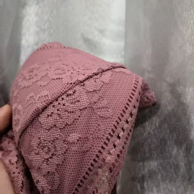 大概就…如图叭…不褪色的嗷!颜色图4!感觉还可以!虽然没有那么粉!平胸!合适!哈哈哈哈哈哈穿着挺舒服的嘞!蕾丝和里面那层是分开的!然后因为剪裁的问题好像可能会有蜜汁凸起…但可能是我大小胸的问题!!!哭惹!!但是穿上真滴舒服!爽! 大概就…如图叭…不褪色的嗷!颜色图4!感觉还可以!虽然没有那么粉!平胸!合适!哈哈哈哈哈哈穿着挺舒服的嘞!蕾丝和里面那层是分开的!然后因为剪裁的问题好像可能会有蜜汁凸起…但可能是我大小胸的问题!!!哭惹!!但是穿上真滴舒服!爽!