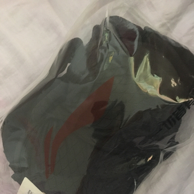 包装简直了,还没一百块钱的好,线头多,泳裤还有被刮起的线,和图片不符,不知道好评都咋来的,直接无语了,一颗星给物流 包装简直了,还没一百块钱的好,线头多,泳裤还有被刮起的线,和图片不符,不知道好评都咋来的,直接无语了,一颗星给物流