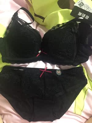 一次性买了两套，因为上次买了套白色的，比较喜欢，这次又买了两套黑色的，穿上聚拢哦