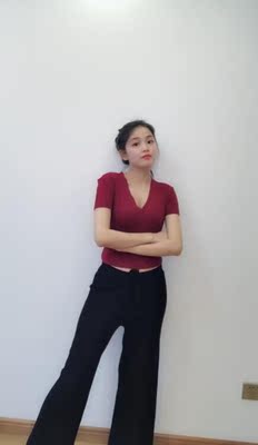 衣服颜色款式和图片上的一样，料子不错，搭配衣服显得身材苗条，很喜欢。