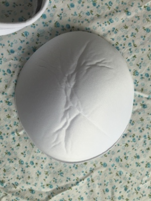 白色的脏就算了，变形了是什么wanyi？这种变形根本不会还原，上身不平整哪能穿 ，气人的，又懒得换，真想给差评