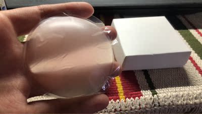 这个胸贴真的很好用很好用很好用！！！ 我已经买了好多个了。是不爱穿内衣女孩的福音！不像廉价的胸贴一样厚重，轻薄的同时又能安全的遮住点！用久了会有一些失去粘性，所以就一下子买了两个存起来！现在都有小盒子了，见证他的包装改变！！！