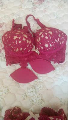 之前买了一套深蓝色的觉得效果还不错就回购了酒红色。没想到酒红色差巨大!深蓝没有色差很漂亮!但是质量方面都还行!码数很偏大!这个70A的围子跟80A是差不多的。后面买的亲们切记一定要买小一号!好看跟图片上的一致,没有色差做工细致,戴上有聚拢效果,一套的价格还这么实惠,喜欢内衣的质量非常好,与卖家描述的完全一致,快递真的是很快哦。以后会经常光顾哦。非常满意,真的很喜欢,完全超出期望值,发货速度非常快,包装非常仔细、严实,物流公司服务态度很好,运送速度很快,很满意的一次购物。下次来还请优惠一些哦~ 之前买了一套深蓝色的觉得效果还不错就回购了酒红色。没想到酒红色差巨大!深蓝没有色差很漂亮!但是质量方面都还行!码数很偏大!这个70A的围子跟80A是差不多的。后面买的亲们切记一定要买小一号!好看跟图片上的一致,没有色差做工细致,戴上有聚拢效果,一套的价格还这么实惠,喜欢内衣的质量非常好,与卖家描述的完全一致,快递真的是很快哦。以后会经常光顾哦。非常满意,真的很喜欢,完全超出期望值,发货速度非常快,包装非常仔细、严实,物流公司服务态度很好,运送速度很快,很满意的一次购物。下次来还请优惠一些哦~