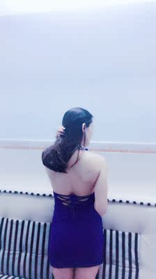 这条裙子买来跳拉丁舞的，参加Party配件黑色小外套不错，也可以作为舞蹈表演服。我身高163,体重47KG，均码合身，衣服有弹性，蓝色亮片设计挺时尚，不错，推荐！