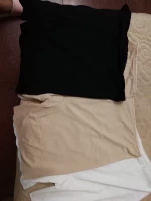 收到货后就洗一下，其中黑色有些掉渣，另二件浅色的看不出来，不过穿着挺舒服，建议买浅色的好，这样就不耽心掉色问题了，基本满意。