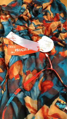 衣服和泳裤不一样颜色，不好看