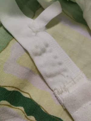 今天整理内衣盒突然看见这个文胸，夏天买了穿了几次就没穿了，虽然穿着舒服，但是质量不好，才穿几次下围松紧就坏了，具体见图中凹凸不平的地方，这就是里面松紧断了，里面细细的的白皮筋都出来了。